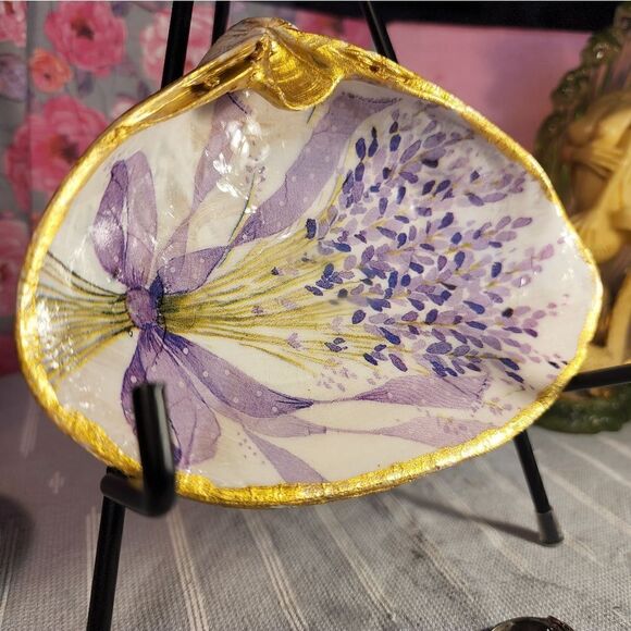 DECOUPAGE CLAM SHELL DECOUPAGE PURPLE FLOWERS WITH RIBBON TRINKET DISH - Picture 2 of 10